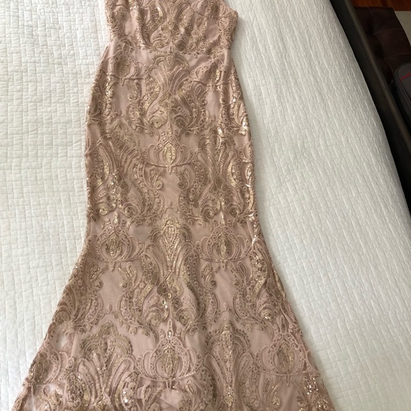 EUC Quiz Sleeveless Sequin Full length Gown - Champagne Gold w/Peachy/Rose Tones - Picture 6 of 13
